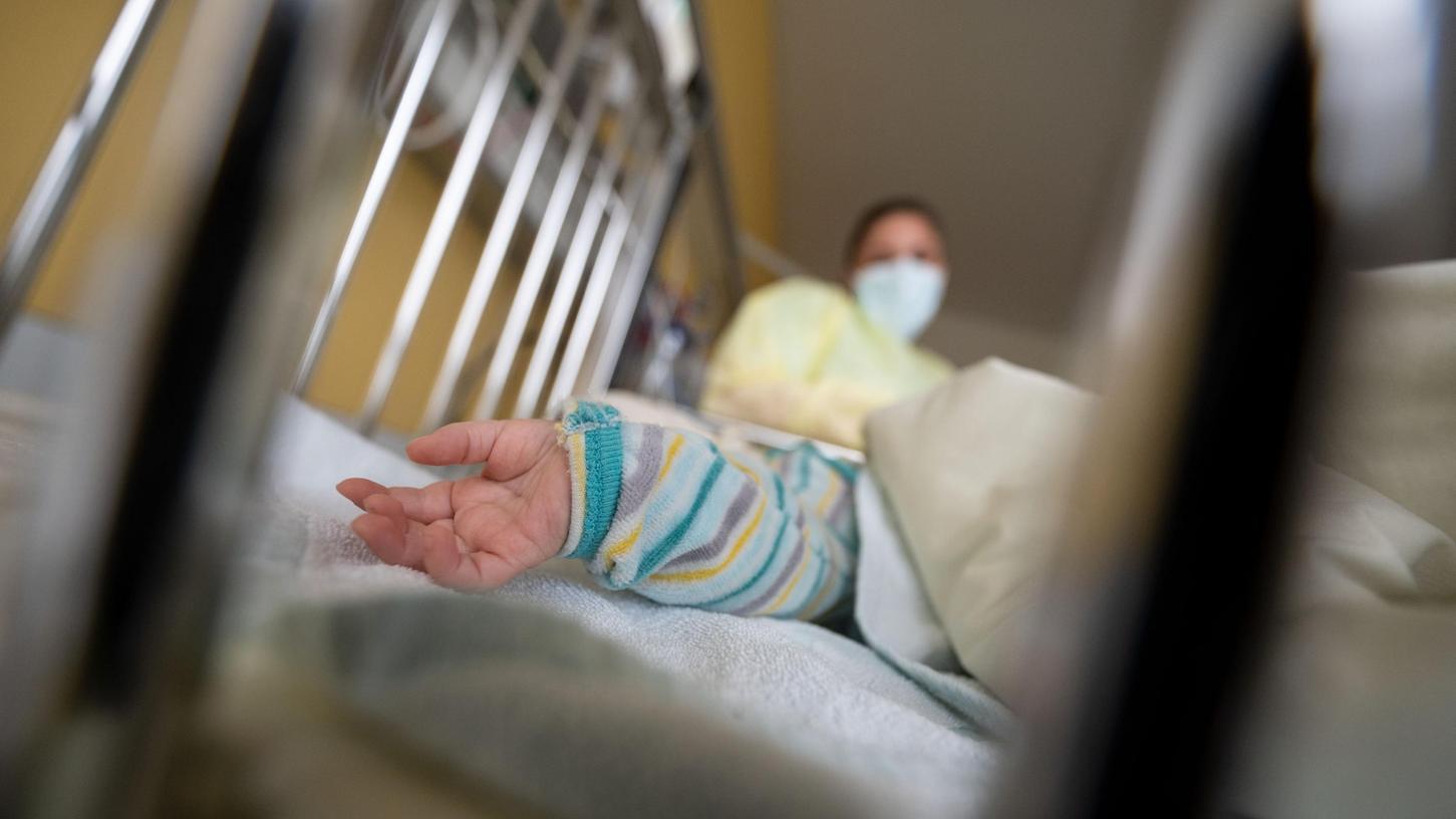 Ein am RS-Virus erkrankter Patient liegt auf einer Kinderstation des Olgahospitals des Klinikums Stuttgart in einem Krankenbett. 
