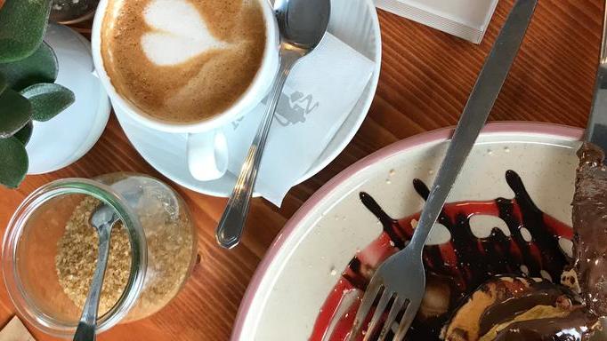 Im Herzkaffee gibt es leckere Pancakes mit Schokosoße und Erdbeeren. Im Herzkaffee gibt es leckere Pancakes mit Schokosoße und Erdbeeren.
