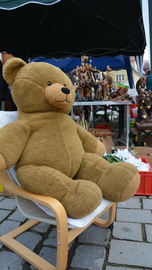 Groß und kuschelig: Ob dieser Teddy wohl im Lauf des Sonntags einen Abnehmer fand? 