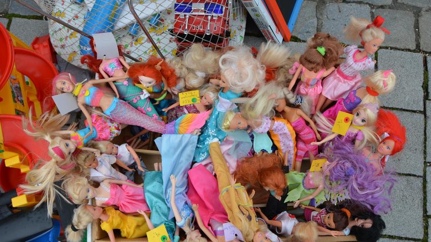 Gut erhaltene Puppen und Barbies gab es auf dem Wintertrödelmarkt in Hülle und Fülle.