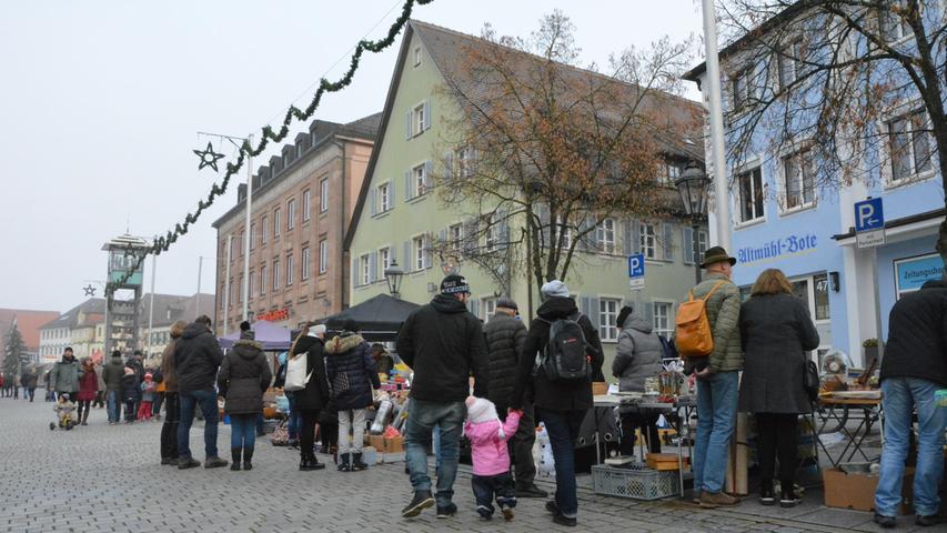 Auf dem Marktplatz und in den Seitenstraßen waren am Sonntag viele Schnäppchenjäger und Stöberer unterwegs.