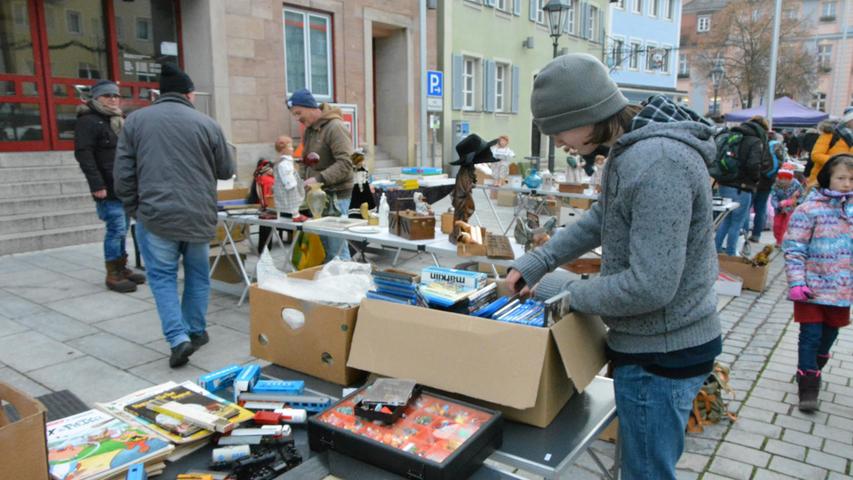 Die Menschen strömten am Sonntag in die Innenstadt und suchten in den Auslagen der Verkäufer nach kleinen Schätzen.
