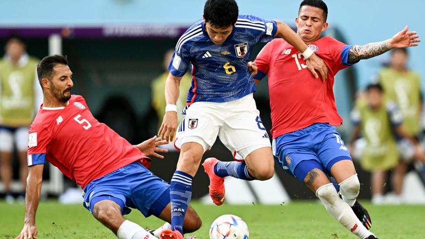 Der Japaner Wataru Endo (M) wird von Costa Ricas Celso Borges (l) und Gerson Torres (r) in die Zange genommen.