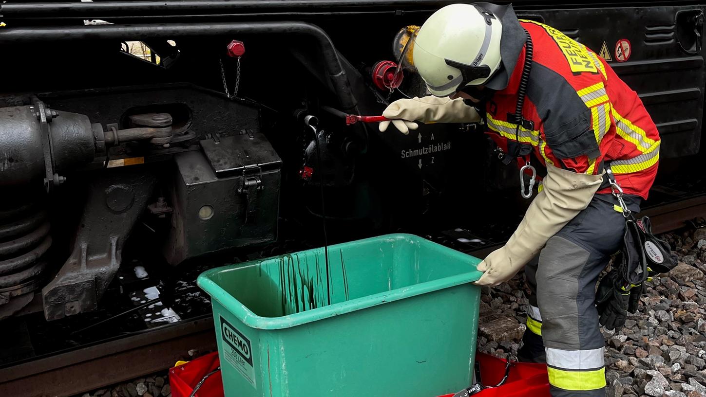 Die Feuerwehrleute fingen das Ölgemisch in Wannen auf.