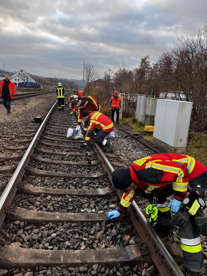 Mit Lappen rückten die Einsatzkräfte dem Ölgemisch auf den Schienen und Schwellen zu Leibe.