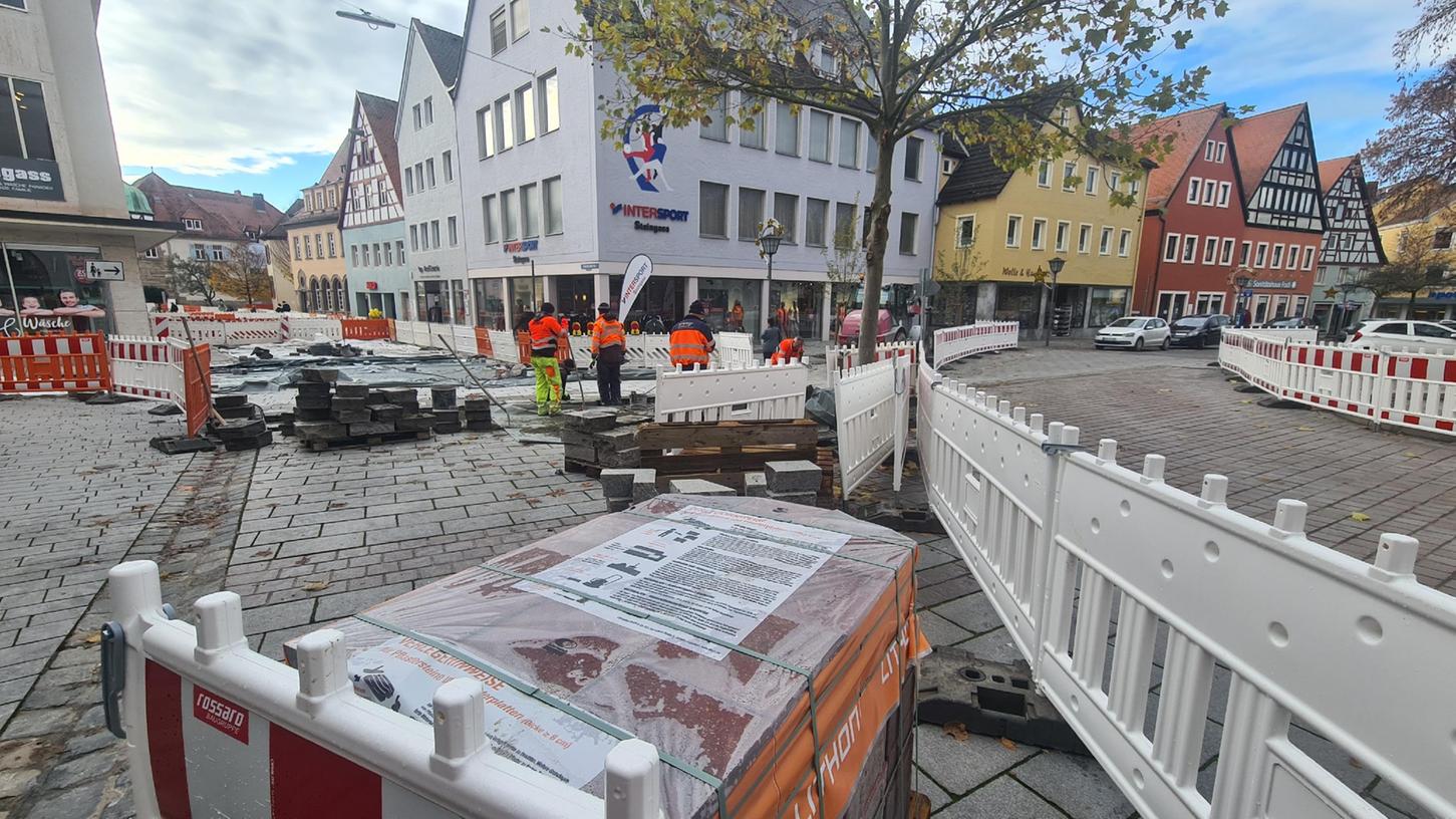 Das Tiefbauamt hofft, dass die Sanierungsarbeiten in der Friedrich-Ebert-Straße  bis 23. Dezember weitgehend abgeschlossen sind und zumindest die Fahrbahn  wieder freigegeben werden kann.