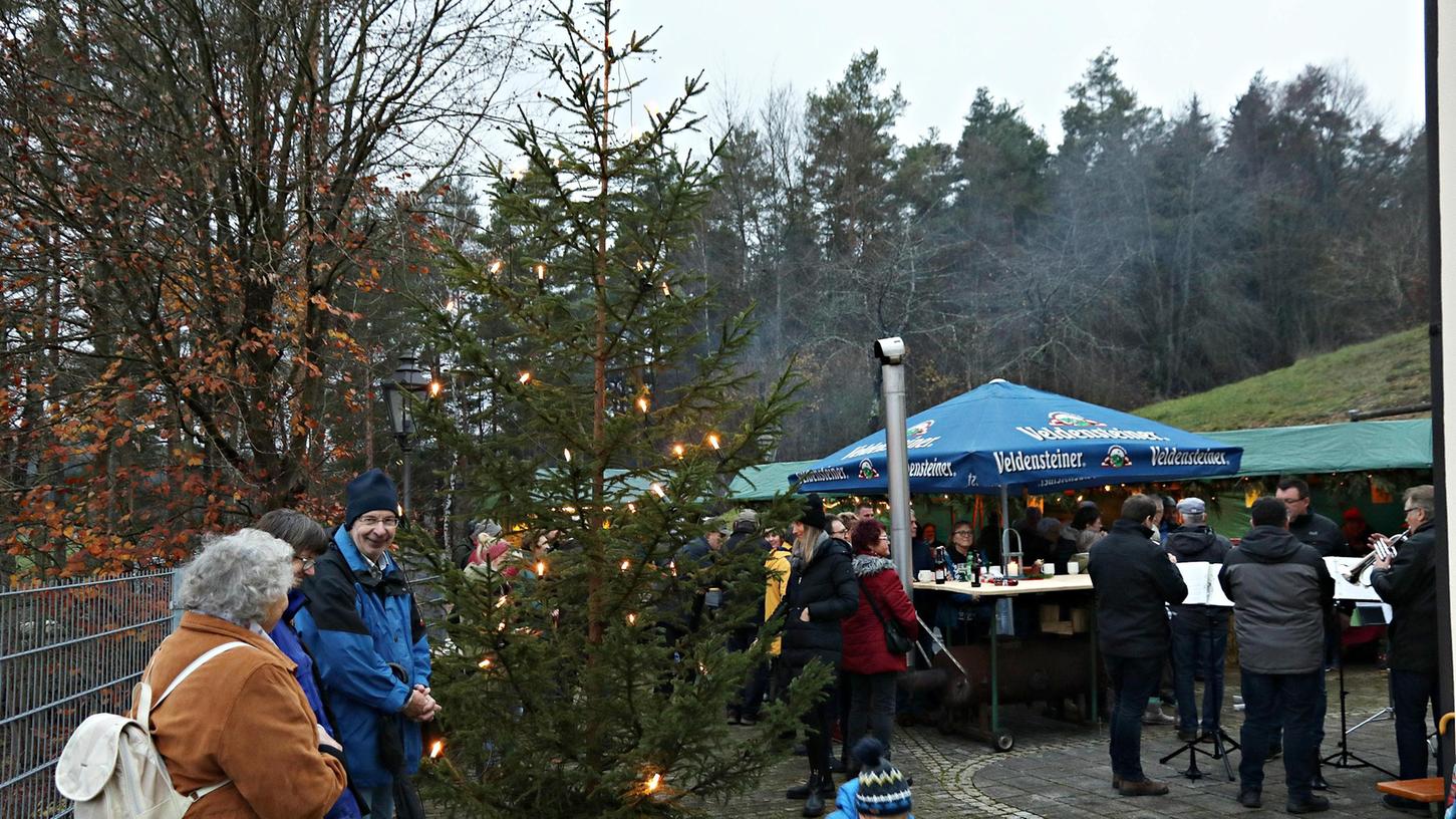 Einen kleinen Weihnachtsmarkt hatten die Helfer auf dem Platz an der Höfener Kapelle aufgebaut. 