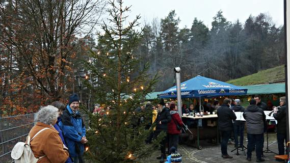 Plecher Pfarrer hat den Weihnachtsmarkt des Kapellenvereins in Höfen eröffnet