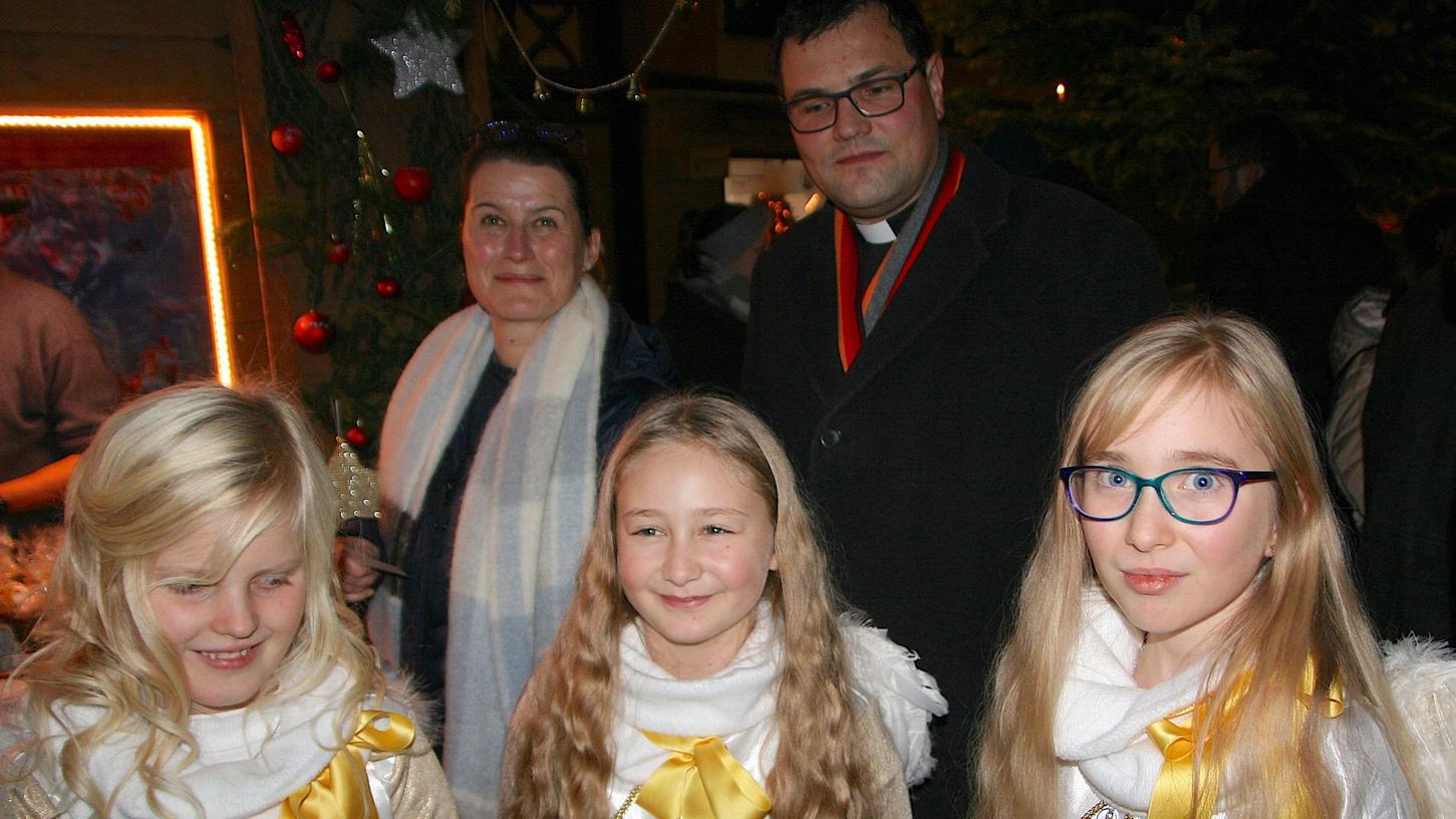 Den Weihnachtsmarkt in Ebermannstadt hat Bürgermeisterin Christiane Meyer zusammen mit Pfarrer Florian Stark und den Engelchen Mira, Lena und Mila eröffnet.
