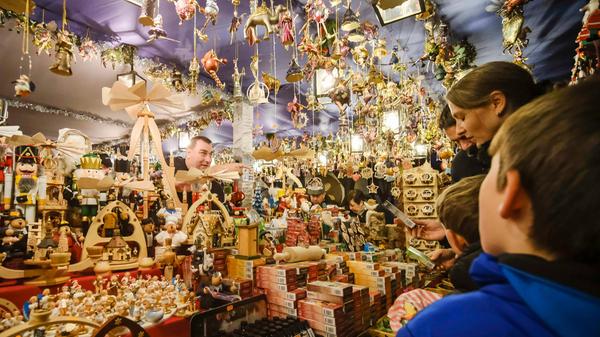 Christbaumschmuck darf traditionell auf dem Markt nicht fehlen.