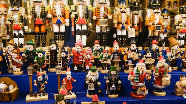 Was wäre der Christkindlesmarkt ohne die Klassiker mit den Holzköpfen? Selbst wenn man keine Nüsse mag, sind die Figuren echte Hingucker.