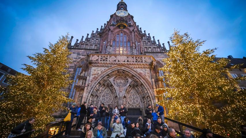 Auf sie blickt die Welt am ersten Abend. Denn vom Balkon der Frauenkirche spricht das Nürnberger Christkind seinen Prolog. Doch auch jenseits der Eröffnungszeremonie ist die Kirche am Hauptmarkt ein echter Hingucker.