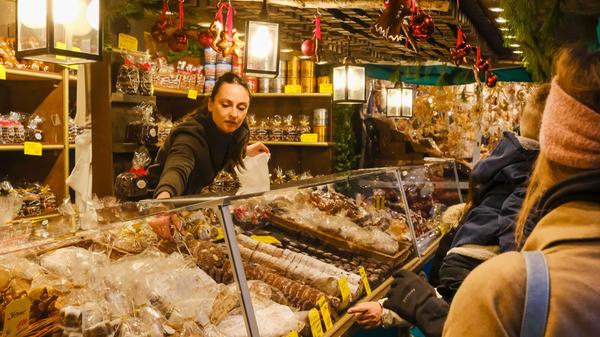 Zwischen Stollen und Plätzchen: Auch für große und kleine Naschkatzen ist das "Städtlein aus Tuch und Holz" ein Sehnsuchtsort.