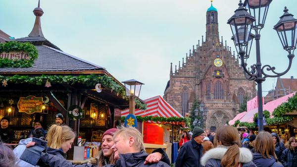 Der Christkindlesmarkt ist noch bis einschließlich 24. Dezember geöffnet und schließt an diesem Tag um 14 Uhr. Zeit für Freunde und Familie.