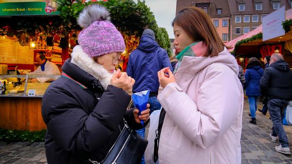 Nürnberg ist zu jeder Zeit ein Touristenmagnet. Doch gerade beim Christkindlesmarkt sieht man Besucher mit ganz unterschiedlichen Wurzeln.