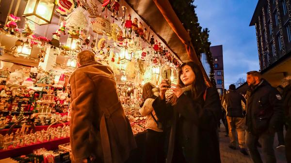 Nürnberg ist zu jeder Zeit ein Touristenmagnet. Doch gerade beim Christkindlesmarkt sieht man Besucher mit ganz unterschiedlichen Wurzeln.