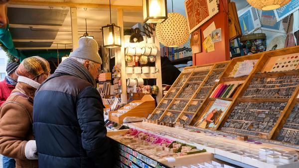 Auch alte Briefmarken gehören zum traditionellen Angebot auf dem Nürnberger Christkindlesmarkt.