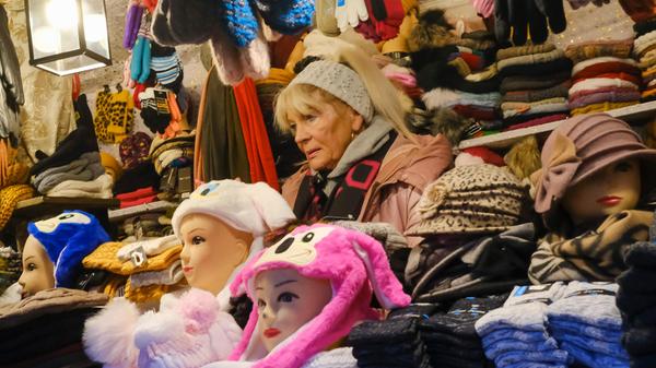 Und wer kalte Ohren bekommt, der muss nicht leiden. Mützen, Schals, Handschuhe - alles da.