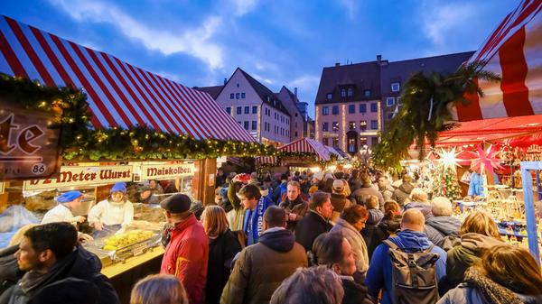Enge Gänge und viele, sehr viele Menschen. Ein Bild, wie man es kennt - wenn auch nicht aus den vergangenen Jahren.