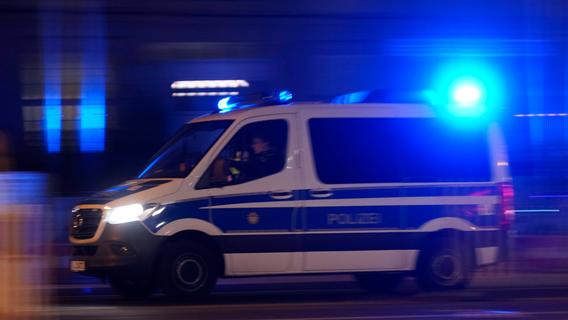 Pkw prallt bei Hilpoltstein gegen Brückenpfeiler: Fahrer wird schwer verletzt