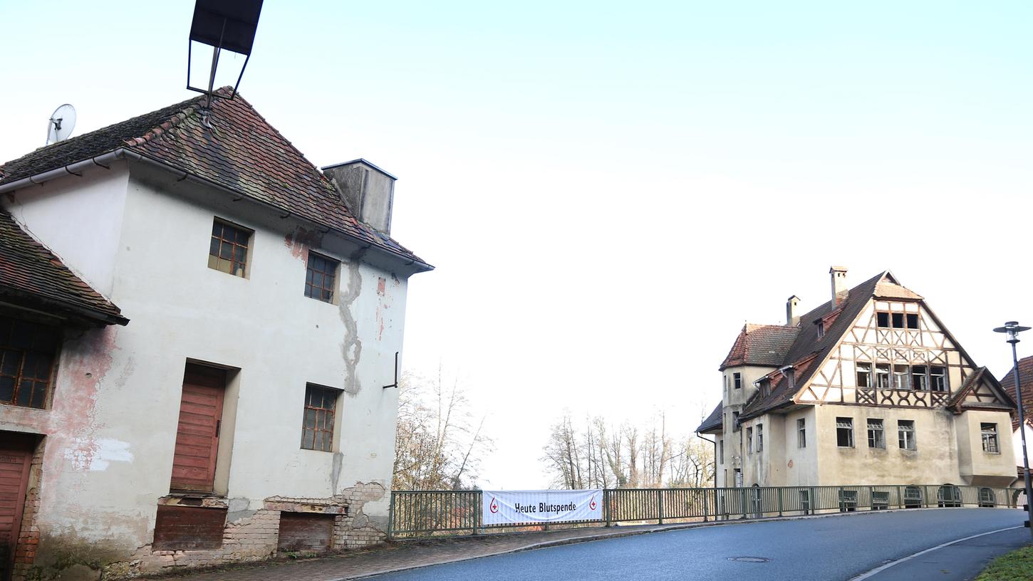 Problemhäuser: Beim Kommunbrauhaus (links) ist der Eigentümer verschwunden und der Investor des „Voitl-Hauses“ verhandelt mit der Denkmalschutzbehörde. Problemhäuser: Beim Kommunbrauhaus (links) ist der Eigentümer verschwunden und der Investor des „Voitl-Hauses“ verhandelt mit der Denkmalschutzbehörde.