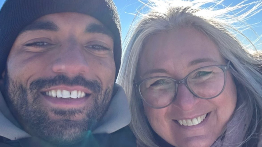 Timothy Tillmann postete auf seinem Instagram-Kanal ein Foto mit Mama Anja Tillman. Der 23-Jährige machte sich während seiner Winterpause auf in den Süden - das Selfie haben Mutter und Sohn auf der Zugspitze aufgenommen.