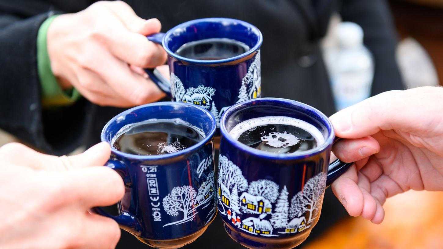 Ein Schluck Glühwein gehört für viele am Weihnachtsmarkt einfach dazu. 