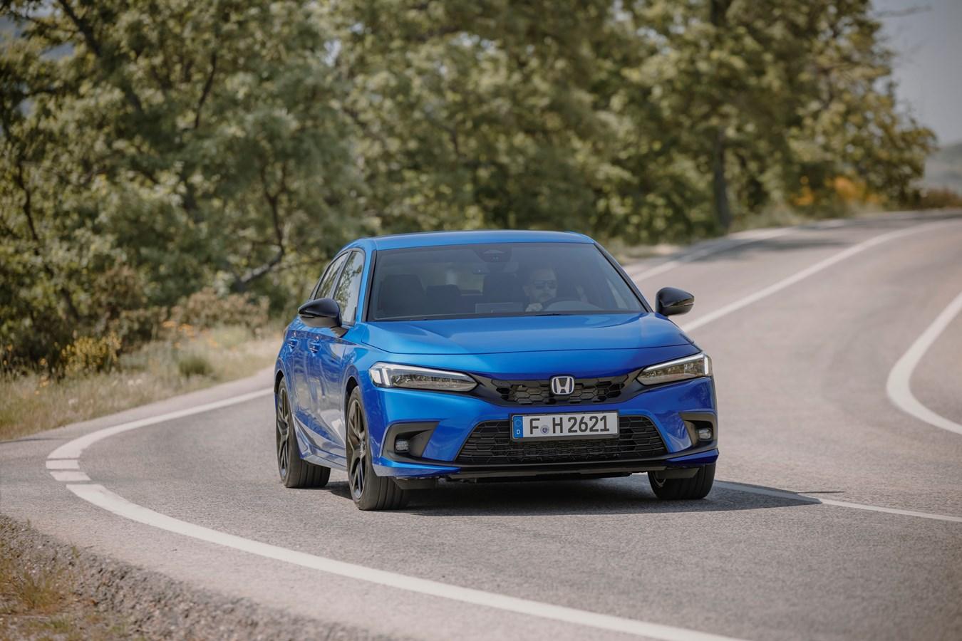 Es ist nicht der Benziner, sondern der größere der beiden Elektromotoren, der in den meisten Fahrsituationen die Vorderachse antreibt und somit auch die Systemleistung von 135 kW/184 PS definiert.