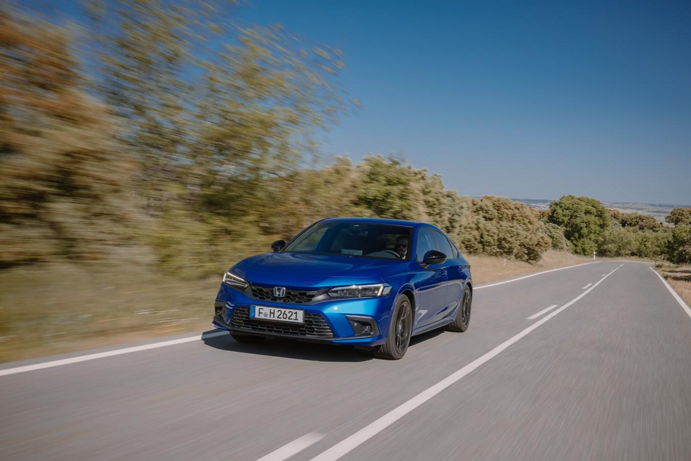 Er treibt den kleineren Elektromotor an, der wiederum als Generator dient und den benötigten Fahrstrom produziert. Dieser Strom wird in einer Lithium-Ionen-Batterie zwischengespeichert und fließt dann in den elektrischen Antriebsmotor.