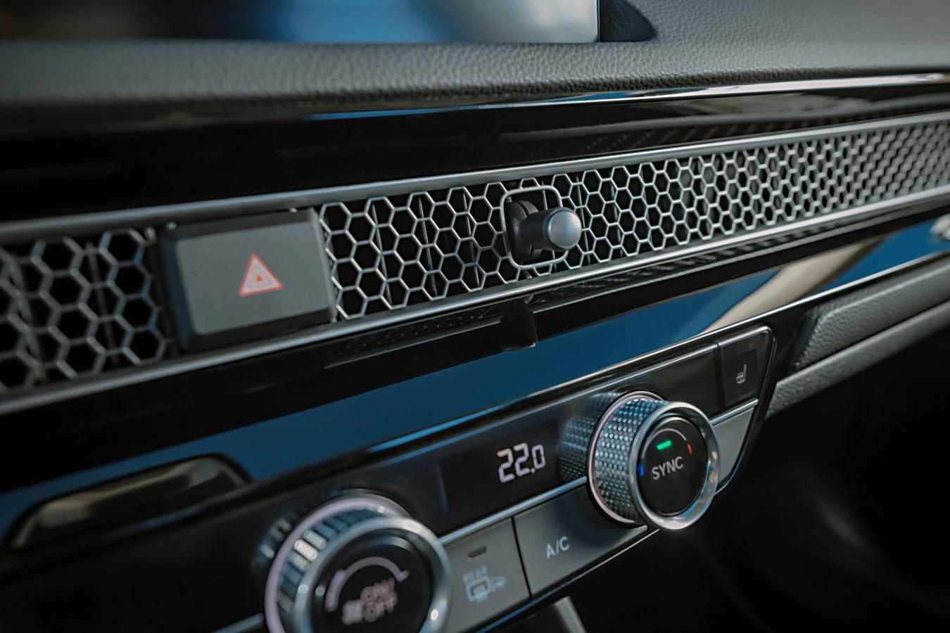 Ein schöner Hingucker ist das wabenstrukturierte Lüftungsgitter, das sich quer über die gesamte Breite des Armaturenträgers erstreckt.