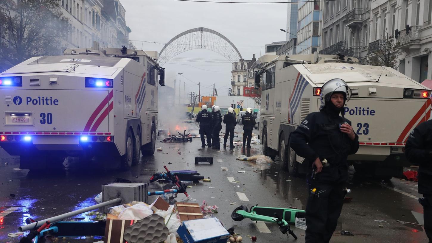 In Brüssel kam es nach der belgischen Niederlage bei der WM zu Ausschreitungen. In Brüssel kam es nach der belgischen Niederlage bei der WM zu Ausschreitungen.