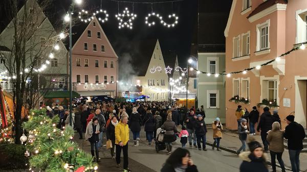 Das ließ bereits die Suche nach einem Parkplatz erahnen. In Richtung Wasserzell standen die ersten (beziehungsweise letzten) Autos fast bis zum Ortsschild.
