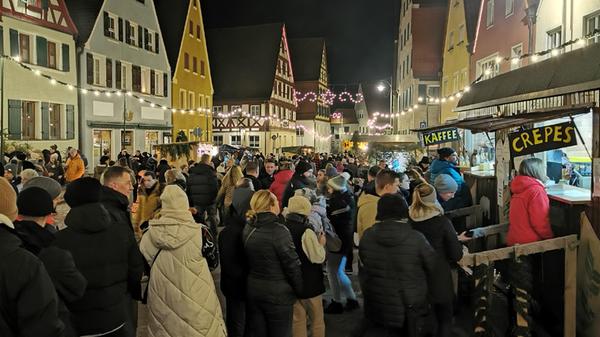 War ein Parkplatz gefunden, stieg den Besuchern erst einmal wohliger Bratwurst-, Zimt- und Glühweinduft in die Nase.