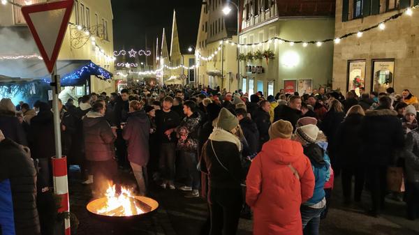 Danach wurde ausgiebig gebummelt und genossen zwischen den beiden historischen Enden der Stadt. Teelichter und wärmende Feuerschalen weisen den Weg durch die Weihnachtsstadt, deren Angebote breiter gestreut nicht sein könnten.