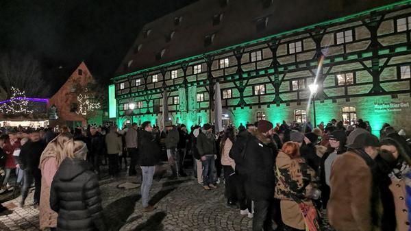 Rund ums illuminierte Kornhaus wurden Kartoffel-Variationen, Hirschbratwürste oder Karpfen-Chips geschlemmt.