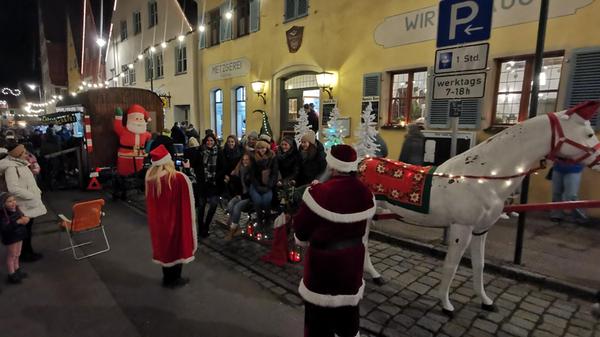 Einmal mit dem Weihnachtsmann in seiner Kutsche durch Spalt reiten, gezogen von einem weißen Pferd – dieser Traum konnte zumindest fürs Foto wahr werden.