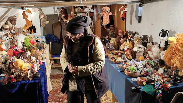 Selbst einfache Garagen werden beim Spalter Weihnachtsmarkt zu Ausstellungsräumen - wie hier für lustige Plüsch-Handpuppen.