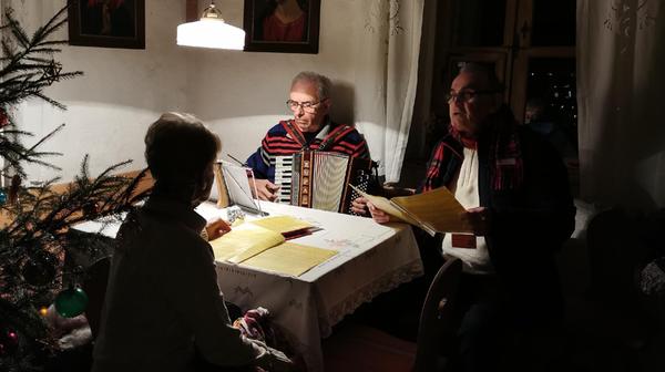 In der Turmstube über der heimatkundlichen Ausstellung luden traditionsgemäß Musikanten zum Aufwärmen und Mitsingen ein.