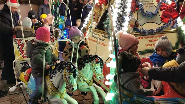 Ein Minikarussell erfreute die Kinderherzen mitten in der Hauptstraße.