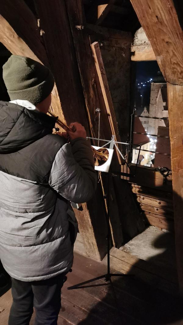 Und noch ein Stockwerk darüber trompete der junge Turmbläser in regelmäßigen Abständen weihnachtliche Weisen über die Dächer der Stadt.