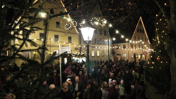 Wie man sieht bekennt, sich Spalt auch in schwierigen Zeiten zu beiden: der Weihnachtsbeleuchtung und Tempobegrenzung auf 30 Stundenkilometer. Auf dem Marktplatz kann dieses Limit aber nicht einmal von der emsig eilenden Organisatorin Yvonne Mathy ausgeschöpft werden.