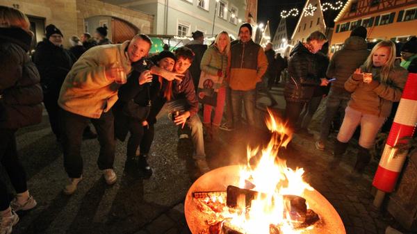 Ob am Gabrieliplatz oder mitten in der Hauptstraße: Feuerstellen erwiesen sich bei sinkenden Temperaturen als beliebte Sammelpunkte.