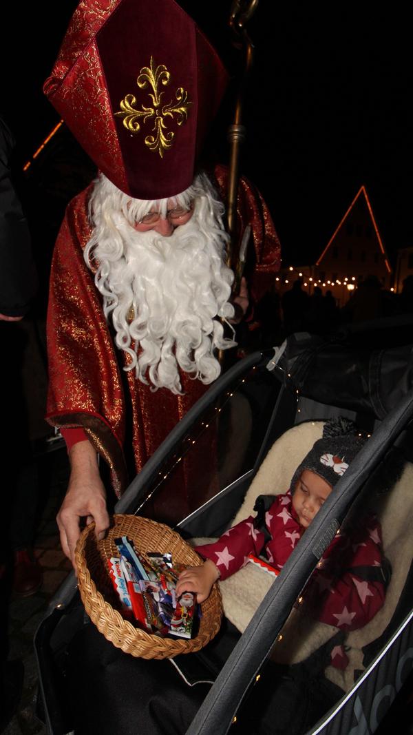 Ob vom Podium mit Friedenswunsch, als schenkender Bischof bei den Kindern oder als Heiliger, der sich den ganz Kleinen im Kinderwagen zuneigt – der Nikolaus macht immer eine gute Figur.