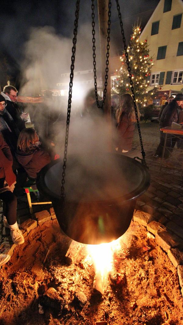 Feuerschalen und dampfende Kessel gehören ebenso wie die Hinterhöfe und Keller zu den Markenzeichen des Spalter Weihnachtsmarkts.