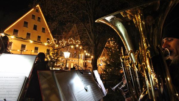 Nach den Klängen des Frauensingkreises Großweingarten und des Absberger Posaunenchors stand die Gruppe "BrassXperiment" auf dem Podium vor der Emmerams-Kirche.