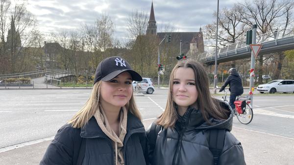 Mariea Rutkoviski (links): Ich habe nicht vor, auf einen Weihnachtsmarkt zu gehen. Für mich ist es nicht mehr so interessant, weil ich es schon oft erlebt habe und es für mich nichts Besonderes mehr gibt. Bedenken wegen Corona habe ich aber keine. Dajana Ruppel: Ich finde, ein Weihnachtsmarkt gehört zu Weihnachten dazu, deswegen gehe ich jedes Jahr dorthin. Corona ist bei mir tatsächlich nicht mehr so im Hinterkopf.