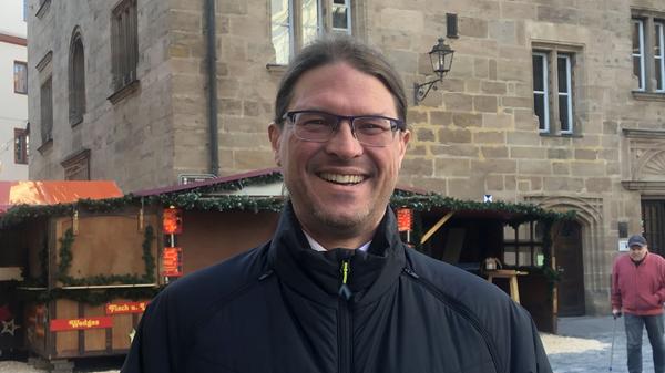 Ich habe vor auf einen Weihnachtsmarkt zu gehen, weil es mit den ganzen Ständen ein schönes Event ist. Sich einfach mit Leuten treffen, Spaß haben und diese Atmosphäre genießen. Corona ist mir da ziemlich egal.
