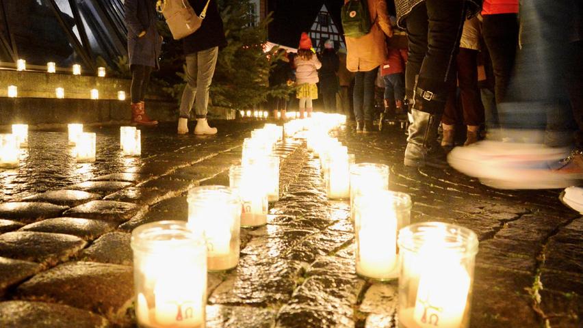 2500 Kerzen brannten auf dem Marktplatz. Sie sollen, wie es Angelika Preinl vom Verkehrsverein formulierte "Lichter des Friedens und der Hoffnung" sein.
