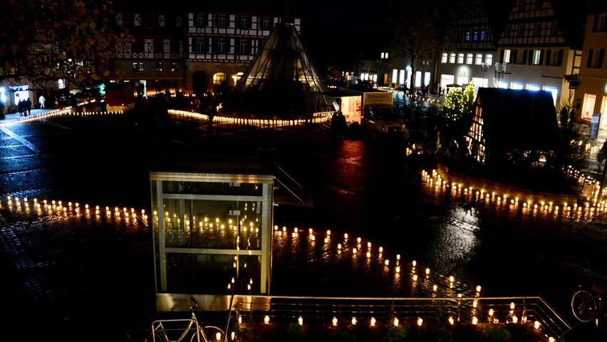 Glänzende Kerzen zeichneten die Wege durch die Schwabacher Stadtmitte nach.

