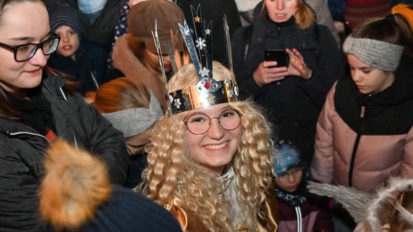 ...um sich anschließend - wie ein Filmstar begleitet von zwei Security-Kräften - den Weg durch die Menschenmasse hin zur Bühne zu bahnen.